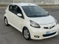 Usado Toyota Aygo Live 68 CV (50 kW) 2012 Blanco Utilitario