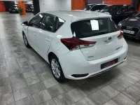 Usado Toyota Auris Hybrid Active 136 CV (100 kW) 2016 Blanco Utilitario