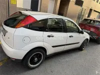 Usado Ford Focus Ambiente 100 CV (73 kW) 2001 Blanco Berlina