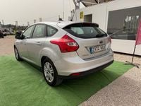 Usado Ford Focus Trend 95 CV (69 kW) 2011 Gris / plata Berlina