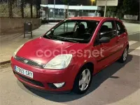 Usado Ford Fiesta Trend 80 CV (58 kW) 2004 Rojo Utilitario