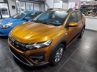 Usado Dacia Sandero Comfort 101 CV (74 kW) 2022 Amarillo Utilitario