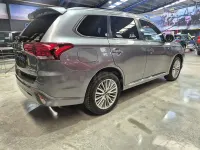 Usado Mitsubishi Outlander P-HEV Motion 224 CV (164 kW) 2018 Gris / plata SUV