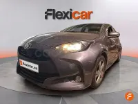 Usado Toyota Yaris Hybrid Active 116 CV (85 kW) 2024 Gris / plata Berlina