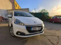 Usado Peugeot 208 Active 75 CV (55 kW) 2019 Blanco Utilitario
