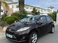 Usado Ford Fiesta Trend 68 CV (50 kW) 2010 Violeta / lila Berlina
