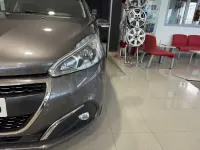 Usado Peugeot 208 Signature Sky 82 CV (60 kW) 2019 Gris / plata Utilitario