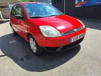 Usado Ford Fiesta Ambiente 70 CV (51 kW) 2002 Rojo Utilitario