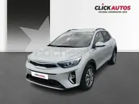 Usado Kia Stonic 100 CV (73 kW) 2025 Gris / plata SUV