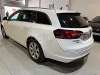Usado Opel Insignia Selective 136 CV (100 kW) 2017 Blanco Familiar