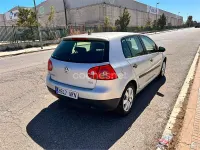 Usado VW Golf V Highline 105 CV (77 kW) 2007 Gris / plata Berlina