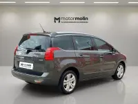 Usado Peugeot 5008 Style 120 CV (88 kW) 2016 Beige Monovolumen
