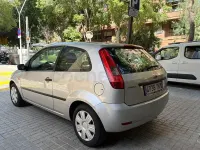 Usado Ford Fiesta Ambiente 70 CV (51 kW) 2005 Gris / plata Utilitario