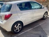 Usado Toyota Yaris Hybrid Active 100 CV (73 kW) 2015 Blanco Berlina