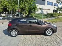 Usado Kia Rio 85 CV (62 kW) 2012 Marrón Berlina