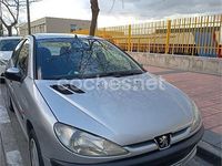 Usado Peugeot 206 70 CV (51 kW) 1998 Gris / plata Berlina
