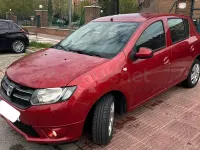 Usado Dacia Sandero Lauréate 90 CV (66 kW) 2013 Granate Berlina