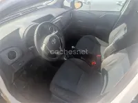 Usado Toyota Yaris Active 69 CV (50 kW) 2012 Blanco Utilitario