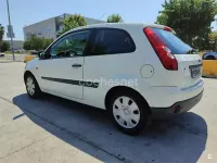 Usado Ford Fiesta 70 CV (51 kW) 2006 Blanco Utilitario