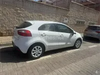 Usado Kia Rio 85 CV (62 kW) 2013 Blanco Berlina