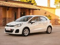 Usado Kia Rio 75 CV (55 kW) 2015 Blanco Berlina