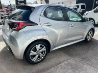 Usado Toyota Yaris Hybrid Business Edition 116 CV (85 kW) 2024 Gris / plata Berlina