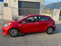 Usado Kia Rio 84 CV (61 kW) 2016 Rojo Utilitario