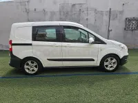 Usado Ford Tourneo Courier Trend 75 CV (55 kW) 2018 Blanco Monovolumen