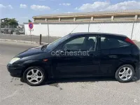 Usado Ford Focus Trend 100 CV (73 kW) 2004 Negro Berlina