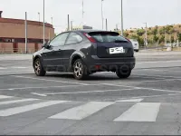 Usado Ford Focus Trend 100 CV (73 kW) 2007 Gris / plata Berlina