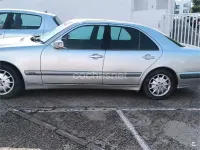 Usado Mercedes E270 Elegance 170 CV (125 kW) 2001 Gris / plata Berlina