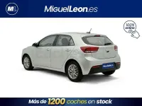 Usado Kia Rio 84 CV (61 kW) 2022 Gris / plata Berlina