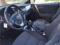 Usado Toyota Auris Active 90 CV (66 kW) 2015 Blanco Berlina