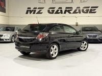 Usado Opel Astra GTC Cosmo 125 CV (91 kW) 2005 Negro Berlina