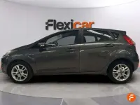 Usado Ford Fiesta Trend 75 CV (55 kW) 2017 Gris Utilitario