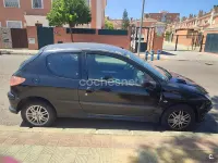 Usado Peugeot 206 70 CV (51 kW) 2004 Negro Berlina