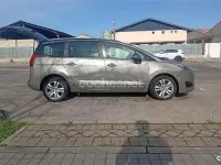 Usado Peugeot 5008 Allure 120 CV (88 kW) 2015 Beige Monovolumen