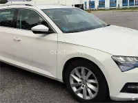 Usado Skoda Superb Ambition 150 CV (110 kW) 2021 Blanco Familiar