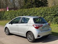Usado Toyota Yaris Hybrid Advance 100 CV (73 kW) 2018 Gris / plata Berlina