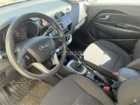 Usado Kia Rio 75 CV (55 kW) 2015 Blanco Berlina