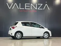 Usado Toyota Yaris Hybrid Active 100 CV (73 kW) 2019 Blanco Berlina
