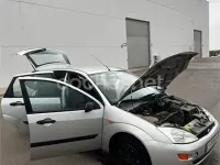 Usado Ford Focus Ambiente 100 CV (73 kW) 2000 Gris / plata Berlina