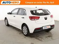 Usado Kia Rio 85 CV (62 kW) 2017 Blanco Berlina