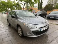 Usado Renault Mégane Expression 85 CV (62 kW) 2010 Gris / plata Berlina