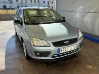 Usado Ford Focus Trend 100 CV (73 kW) 2005 Gris / plata Berlina