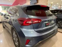 Usado Ford Focus ST-Line 155 CV (114 kW) 2024 Gris Utilitario