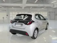 Usado Toyota Yaris Active 99 CV (72 kW) 2021 Gris Utilitario