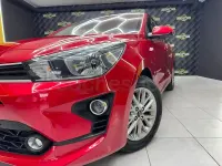 Usado Kia Rio 84 CV (61 kW) 2022 Rojo Berlina