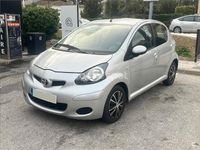 Usado Toyota Aygo 68 CV (50 kW) 2010 Gris / plata Utilitario