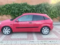 Usado Ford Focus Trend 100 CV (73 kW) 2003 Rojo Berlina